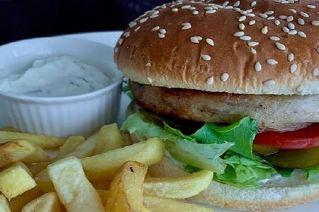 Бургер с куриной котлетой и картофелем фри