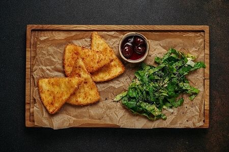 Жаренный сулугуни в кляре с вареньем из кизила