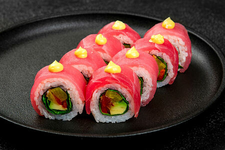 Ролл с тунцом и соусом манго