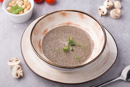 Грибной суп-пюре со сливками с сухариками