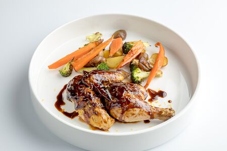 Половинка лимонного цыпленка с печеными овощами