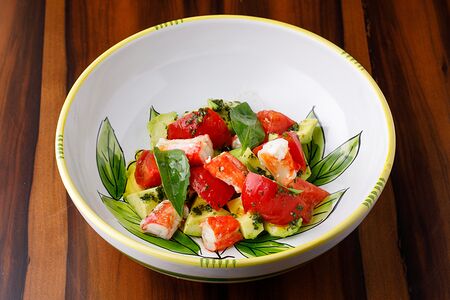 Салат с крабом, томатами и авокадо