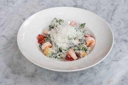 Цезарь с кейлом и томатами