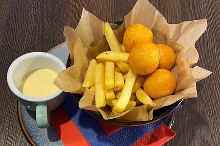 Испанские пончики Бунуэлос с картофелем фри 