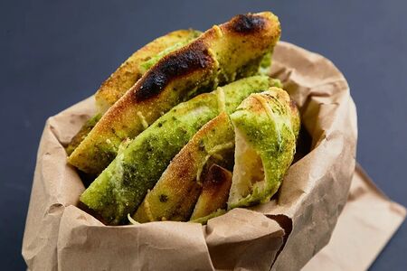 Фокачча с пармезаном и соусом песто