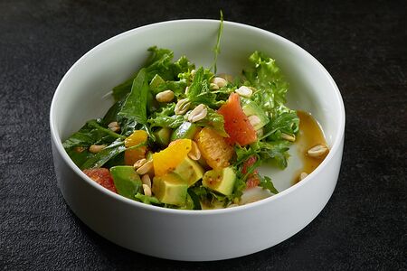 Легкий салат с цитрусами и авокадо