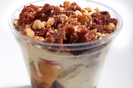 Кучерявый панчо с шоколадным бисквитом и грецким орехом