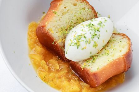 Ромовая баба с чатни из персика