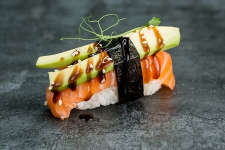 Суши Лосось, авокадо