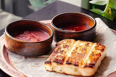 Халлуми на мангале с вареньем из розы