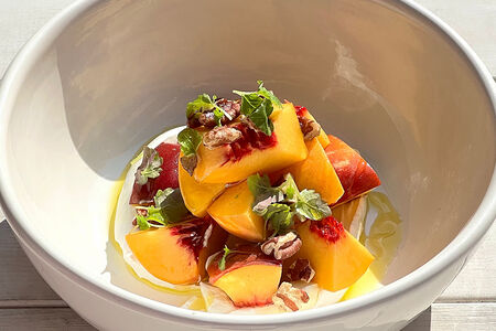 Персик с козьим сыром и орехом пекан