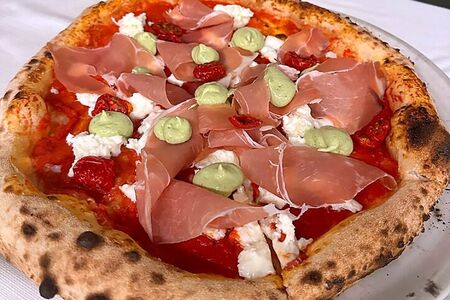 Пицца Гурме с прошутто и кремом из авокадо