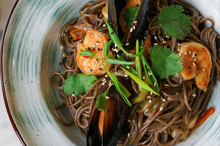 Соба с морепродуктами в соусе терияки