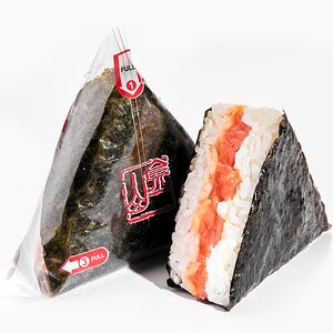 Онигири с лососем