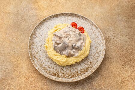 Куриная печень по-строгановски