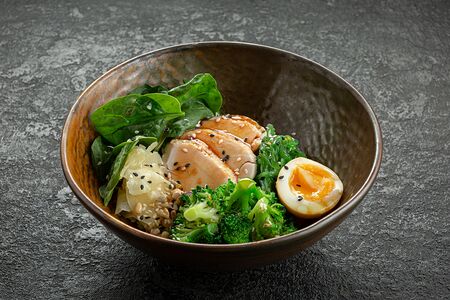 Курица в соусе Унаги с брокколи, яйцом и орехами