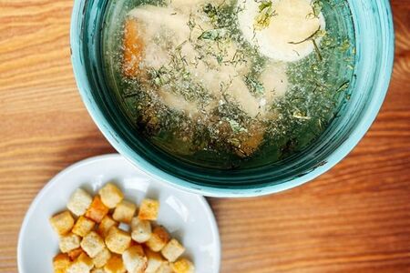 Куриный бульон с гренками