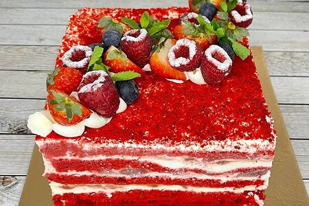 Фреш-торт Красный бархат с клубничным пюре