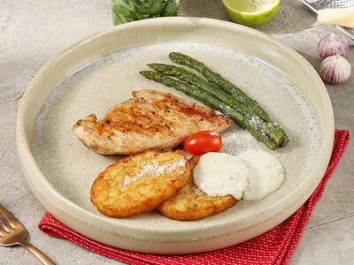 Стейк из куриной грудки со спаржей