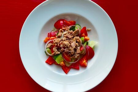 Салат с тунцом