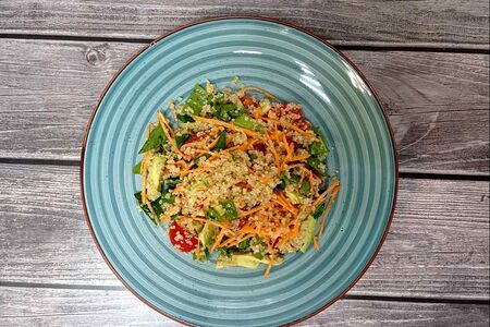 Салат с киноа и шпинатом