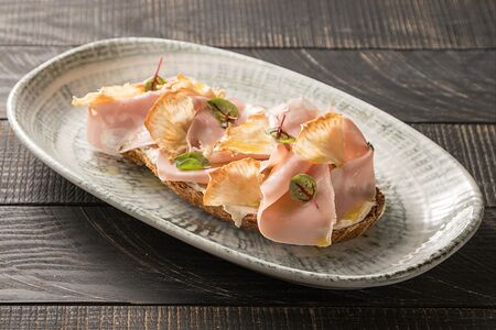 Брускетта с мортаделлой и трюфельным соусом