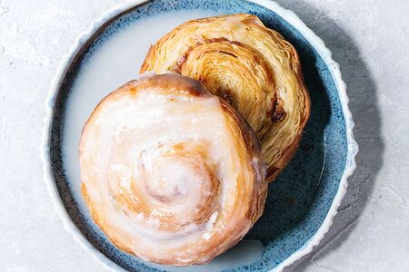 Улитка с заварным кремом и изюмом