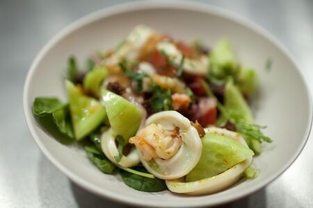 Салат с креветками и кальмарами