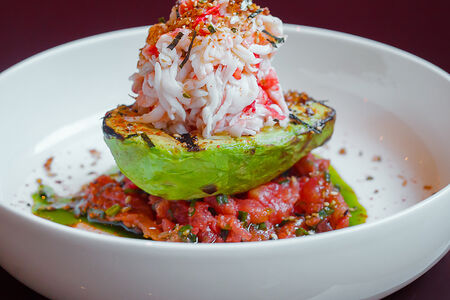 Авокадо на гриле, краб, томатная сальса