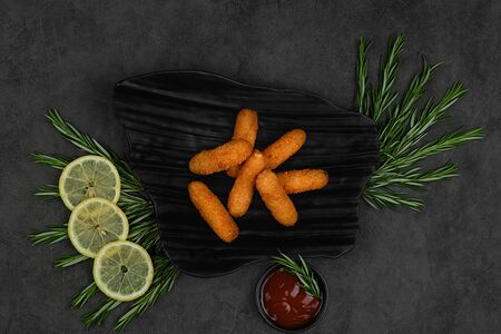 Сырные палочки с брусничным соусом