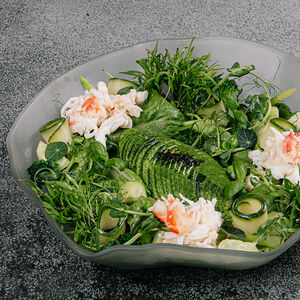 Большой зеленый салат с крабом и авокадо