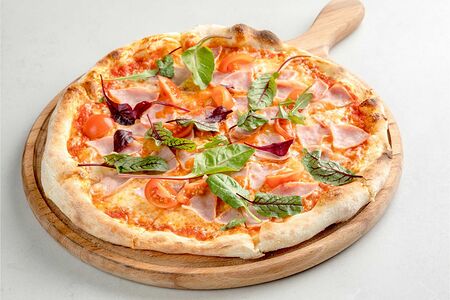 Пицца с ветчиной и томатами