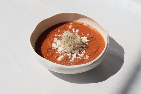 Гаспачо с креветками и авокадо