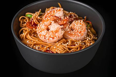 Яичная лапша с креветкой в соусе терияки