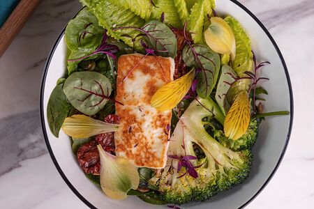 Большой зелёный салат с жаренным халуми