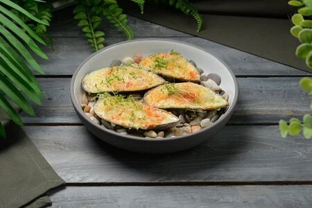 Мидии запеченные в соусе дорблю