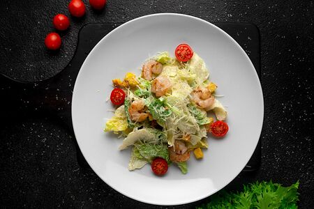 Салат цезарь с креветками