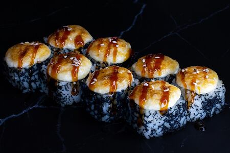 Запеченный ролл в лава соусе