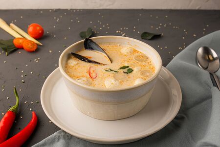 Том ям с морепродуктами