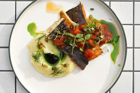 Камбала, пюре из печеного картофеля, томаты конкассе, демиглас