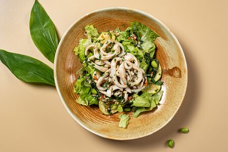 Салат с маринованными кальмарами