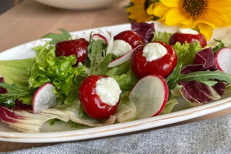 Мини-перчики с крем-сыром и зеленью