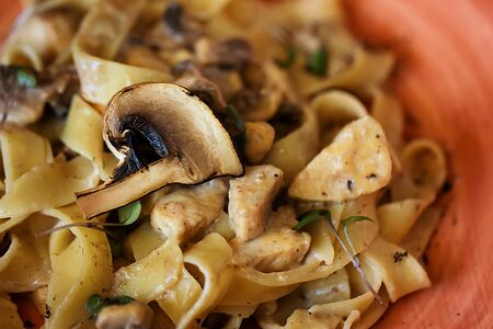 Паста с курицей и грибами