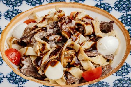 Паста с говяжьей вырезкой и соусом из белых грибов