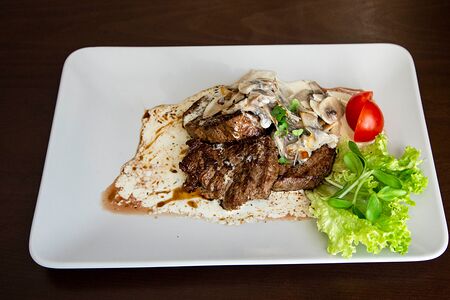 Медальоны в сливочно-грибном соусе