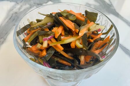 Салат с морской капустой и яблоком