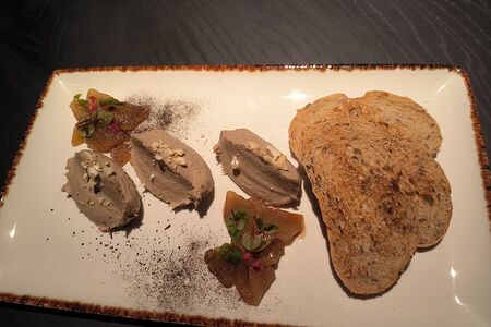 Паштет из цыпленка с чатни из грушы