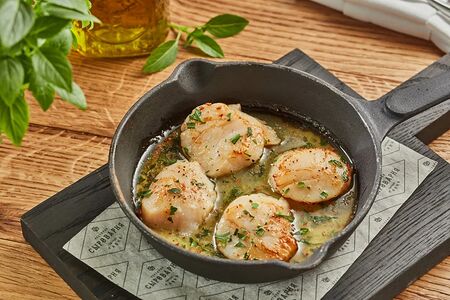 Гребешки с чесноком и петрушкой