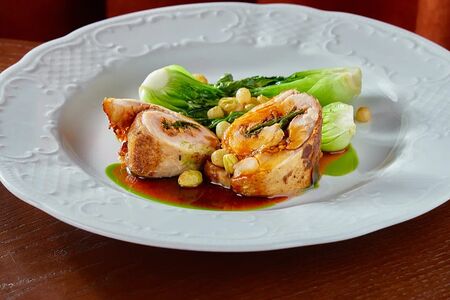 Куриный рулет с соусом бигарад