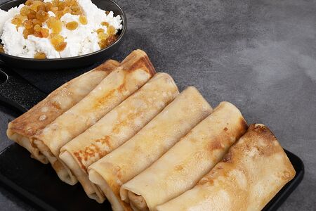 Блины с творогом с изюмом